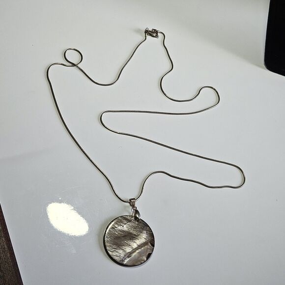 Sterling Silver Mother Of Pearl Pendant On 32" Chain - Picture 7 of 14